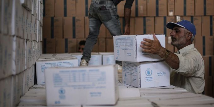 Humanitäre Hilfsgüter des Welternährungsprogramms kommen per LKW über den türkisch-syrischen Grenzübergang Bab Al-Hawa. Humanitäre Hilfsgüter des Welternährungsprogramms kommen per LKW über den türkisch-syrischen Grenzübergang Bab Al-Hawa.