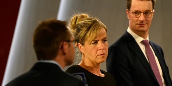 Hendrik Wüst (rechts) und Mona Neubaur Hendrik Wüst (rechts) und Mona Neubaur
