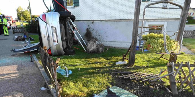 Andwil SG: Lenker kollidiert mit Holzzaun und Stein. Andwil SG