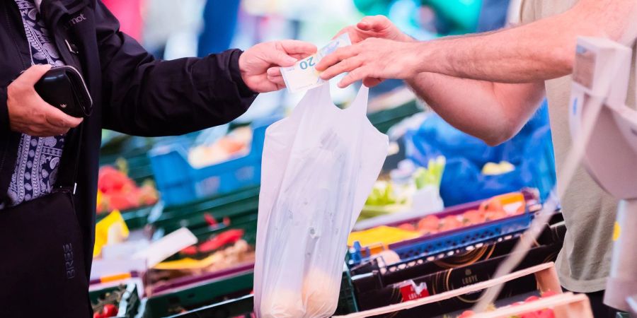 Der Preisauftrieb bei Nahrungsmitteln beschleunigte sich im Juni auf 12,7 Prozent gegenüber dem Vorjahresmonat.