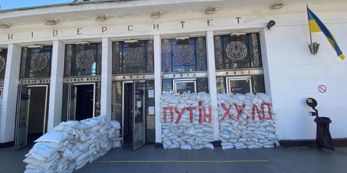 An einer Metrostation in Kiew sollen Sandsäcke die Gebäude schütze - mit der Parole «Putin chuilo» (etwa: «Putin ist ein Schwanzgesicht»). An einer Metrostation in Kiew sollen Sandsäcke die Gebäude schütze - mit der Parole «Putin chuilo» (etwa: «Putin ist ein Schwanzgesicht»).
