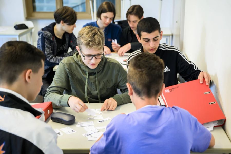 Ukrainische Schüler während des Unterrichts in Sitten VS. Der Zustrom an Flüchtlingen stellt die Schulen vor eine gewisse Herausforderung.