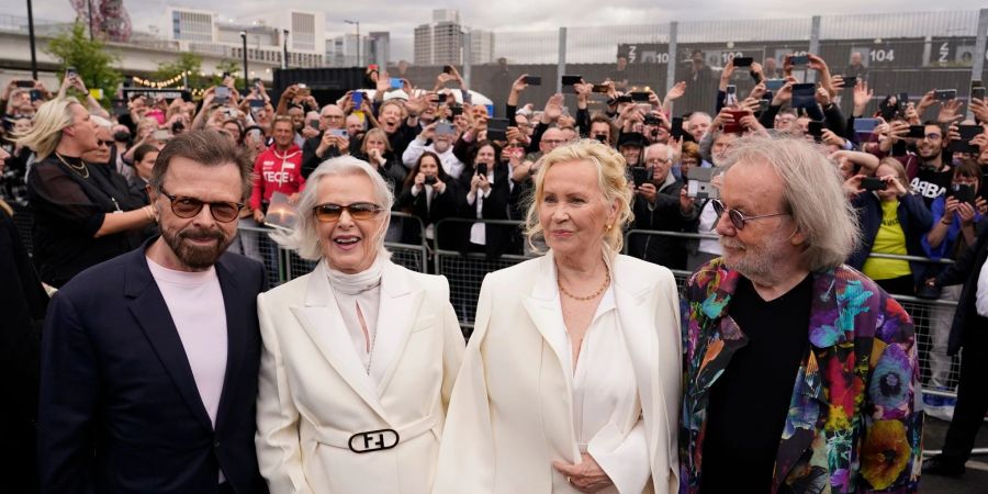 Abbas Björn (l-r), Anni-Frid, Agnetha und Benny  kommen zur Premiere von «Abba Voyage».