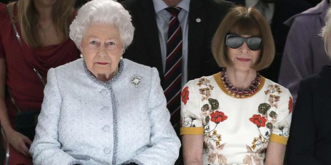 Diese beiden Gesichter sollte man kennen: Die Queen und die Fashion-Queen bei einer Mode-Show. anna wintour