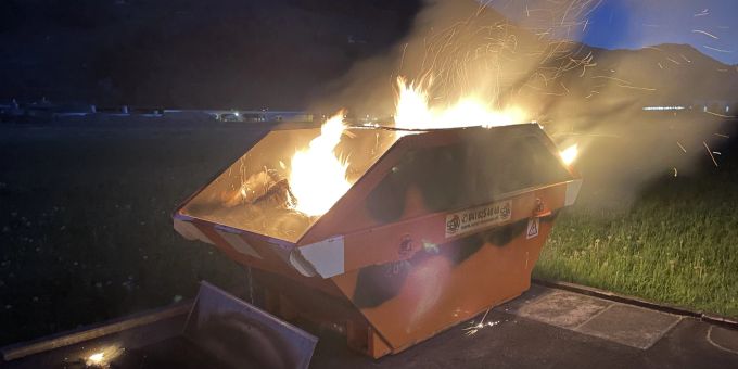 Ibach: Brand einer Baumulde Ibach: Brand einer Baumulde