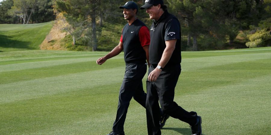 Phil Mickelson (r) und Tiger Woods bei einem Turnier in Las Vegas im Jahr 2018.