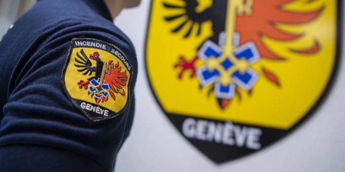 In Saint-Julien-en-Genevois brannt die Unterpräfektur. Saint-Julien-en-Genevois