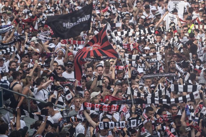 Die Fans von Eintracht Frankfurt feiern auf dem Römerberg in Frankfurt. Eintracht Frankfurt