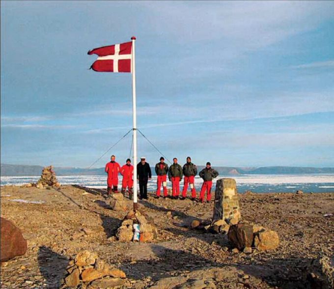 Eine dänische Delegation auf der Hans-Insel. Hans-Insel