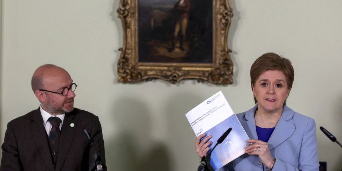 Der Minister der schottischen Regierung und Co-Vorsitzende der schottischen Grünen Patrick Harvie, links, und die Premierministerin Schottlands Nicola Sturgeon sprechen auf einer Pressekonferenz anlässlich der Veröffentlichung eines neuen Papiers zur schottischen Unabhängigkeit im Bute House in Edinburgh Britain Scotland