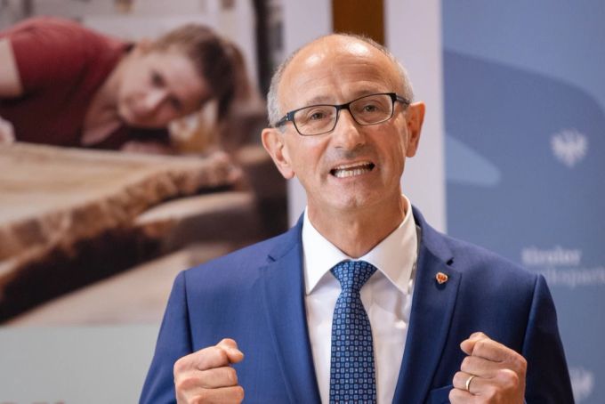 Anton Mattle (ÖVP) spricht bei der Pressekonferenz am 13. Juni 2022 in Innsbruck. günther platter