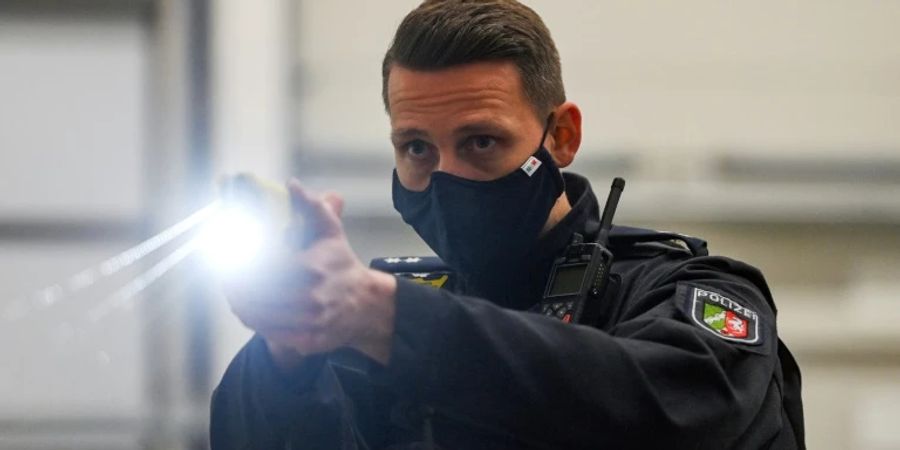 Polizist in NRW demonstriert Taser-Einsatz