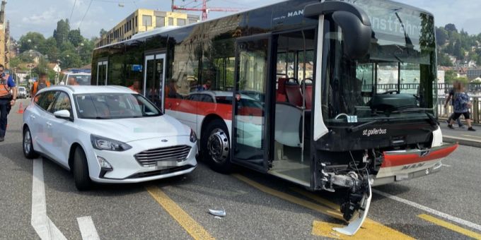 Personenwagen kollidiert mit Bus.