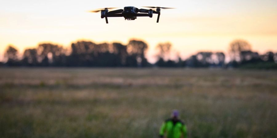 Auf einer Wiese im Naturpark Hoher Fläming wird mit einer Drohne nach Rehkitzen gesucht, um diese vor der anstehenden Mahd in Sicherheit zu bringen.