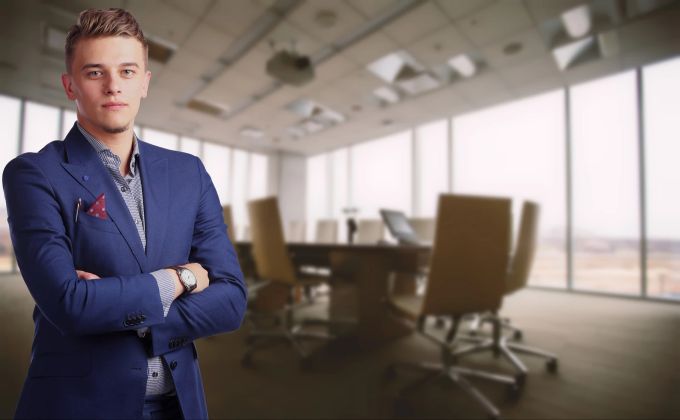 Die Managerqualtiäten des Löwen machen ihn zur echten Führungspersönlichkeit. Junger Manager