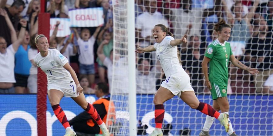 Will zu einer besseren Stimmung in England beitragen: Fran Kirby (M).