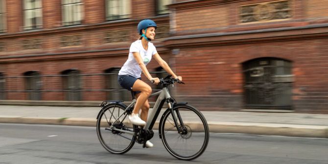 Frau Velo E-Bike Strasse