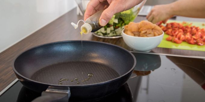 Auch wenn es heisst, an Teflon perlt alles ab, sollte man zum Braten in die beschichtete Pfanne ein paar Tropfen hitzestabiles Öl tröpfeln. Auch wenn es heisst, an Teflon perlt alles ab, sollte man zum Braten in die beschichtete Pfanne ein paar Tropfen hitzestabiles Öl tröpfeln.