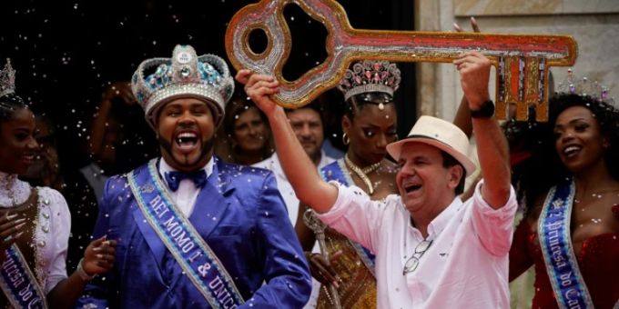 Bürgermeister von Rio de Janeiro übergibt Schlüssel an Karnevalskönig Bürgermeister von Rio de Janeiro übergibt Schlüssel an Karnevalskönig