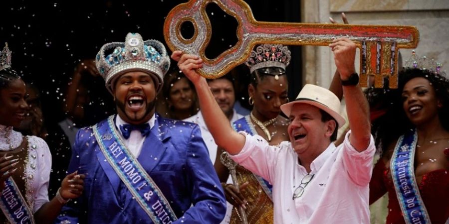 Bürgermeister von Rio de Janeiro übergibt Schlüssel an Karnevalskönig