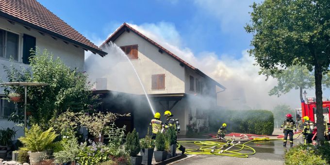 Brand verwüstet Doppeleinfamilienhaus.