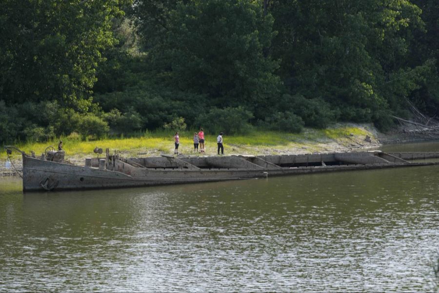 Der Fluss gibt dank seines niedrigen Wasserstands in Gualteri ein Schiff aus dem zweiten Weltkrieg frei.