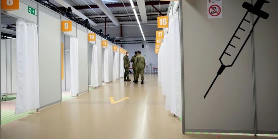 Bundeswehrsoldaten in Impfzentrum in Berlin