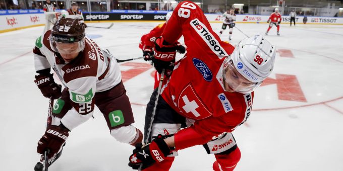 Der Schweizer Marco Miranda in Aktion gegen den Letten Andris Dzerins während des Eishockey-Testländerspiels zwischen der Schweiz und Lettland in der Halle Guettingersreuti in Weinfelden, Schweiz, am Samstag, 30. April 2022. Schweiz Lettland