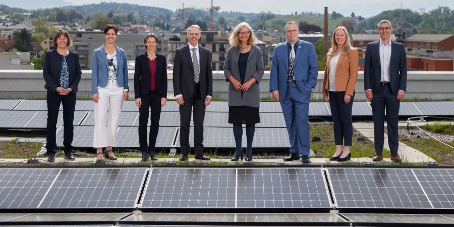 Der Stadtrat Uster 2022–2026 auf dem Dach des Stadthauses West.