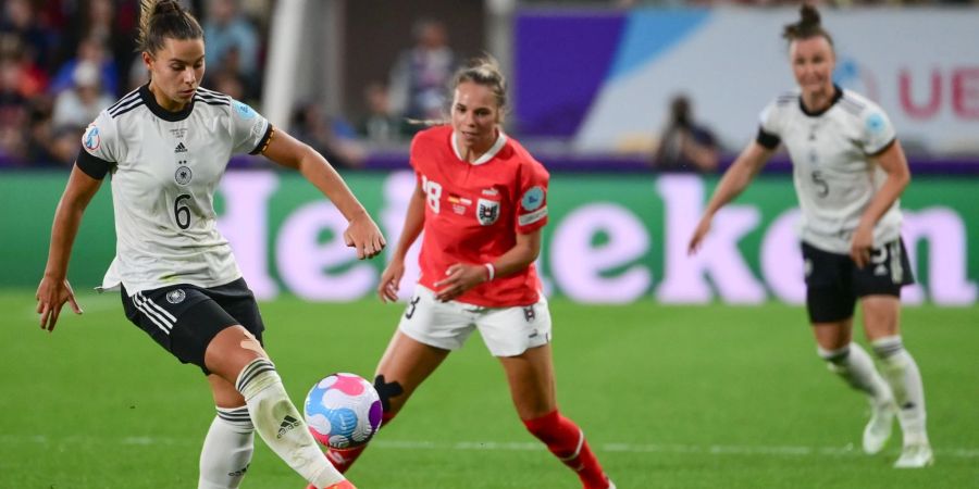Deutschlands Lena Sophie Oberdorf (l) kämpft mit Österreichs Julia Hickelsberger-Füller um den Ball.