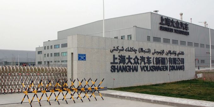 Die Einfahrt zum Werk von Volkswagen im westchinesischen Ürümqi (Xinjiang).
