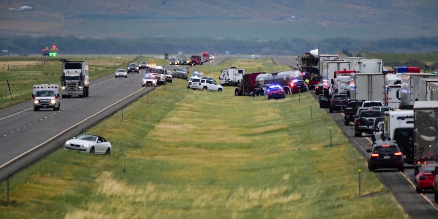 Ersthelfer arbeiten an der Unfallstelle auf der Interstate 90 in Montana.