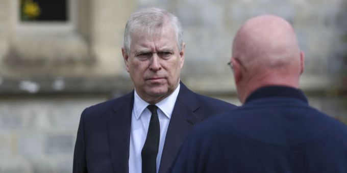 Prinz Andrew ist wegen vieler Skandale bei der britischen Königsfamilie in Ungnade gefallen. Prinz Andrew