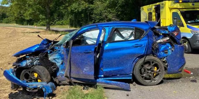 Mariastein: Auto kollidiert bei Selbstunfall mit zwei Bäumen Mariastein: Auto kollidiert bei Selbstunfall mit zwei Bäumen