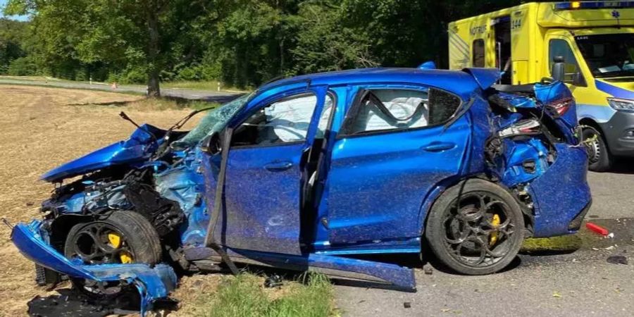 Mariastein: Auto kollidiert bei Selbstunfall mit zwei Bäumen