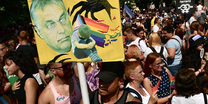 ARCHIV - Menschen halten bei einer Gay Pride Parade ein Plakat mit dem Gesicht des ungarischen Ministerpräsidenten Orban. Foto: Anna Szilagyi/AP/dpa ungarn