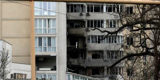 Beschädigtes Haus in Odessa nach mutmasslichem Raketeneinschlag. Ukraine Krieg