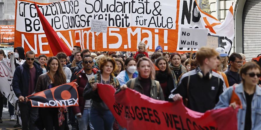 «Rettungsboote statt Frontex»: Demonstranten protestieren in Bern gegen die EU-Verordnung zur europäischen Grenzschutzagentur Frontex. Die Abstimmung zu Frontex findet am 15. Mai 2022 statt.