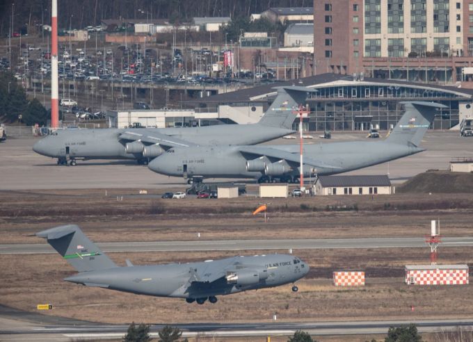 Ein Flugzeug hebt vom US-Luftwaffenstützpunkt Ramstein in Deutschland ab. Ukraine Krieg
