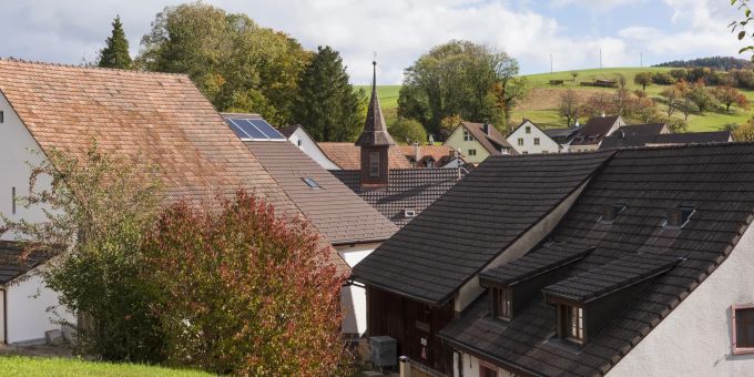 Das Schulhaus und die Gemeindeverwaltung Hemmiken sind unter einem Dach vereint. Das Schulhaus und die Gemeindeverwaltung Hemmiken sind unter einem Dach vereint.