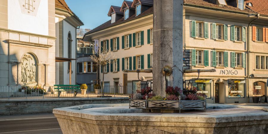 Der Dorfbrunnen am Brunnenplatz im Zentrum von Huttwil.