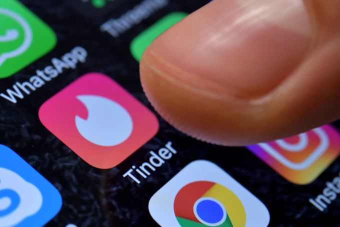 Die App Tinder ist auf einem Smartphone zu sehen. Tinder