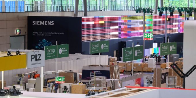 Messestände werden in der Messehalle 9 zur Hannover Messe 2022 aufgebaut. Messestände werden in der Messehalle 9 zur Hannover Messe 2022 aufgebaut.