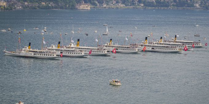 Dampfschiffe der CGN bei der jährlichen Parade in Montreux. Dampfschiffe