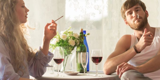 Mit dem Rauchen verbundene Rituale, wie ein Glas Wein zu trinken, erschweren die Entwöhnung. Rauchen Gebro Pharma