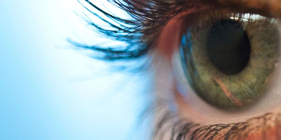 Klare Sicht oder Schleierblick? Wenn die Augen morgens oft trüb sind, kann das ein Hinweis auf eine Netzhautthrombose sein.