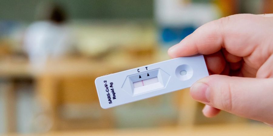 An Schulen geht die Zeit der verpflichtenden Corona-Tests zu Ende.