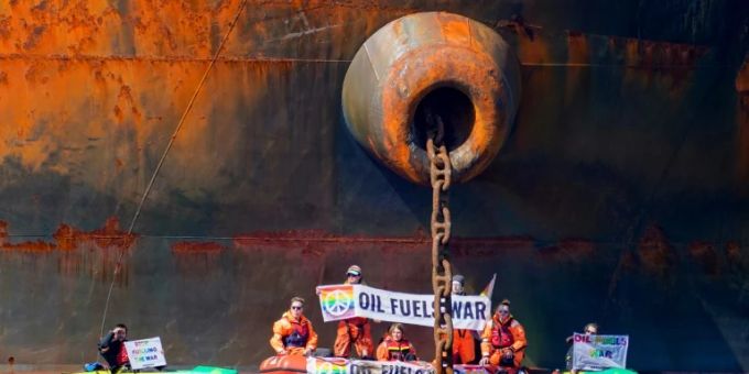 Greenpeace-Aktivisten ketteten sich an den Öltanker Greenpeace-Aktivisten ketteten sich an den Öltanker