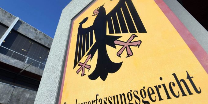 Ein Hinweisschild mit dem Schriftzug «Bundesverfassungsgericht». Ein Hinweisschild mit dem Schriftzug «Bundesverfassungsgericht».