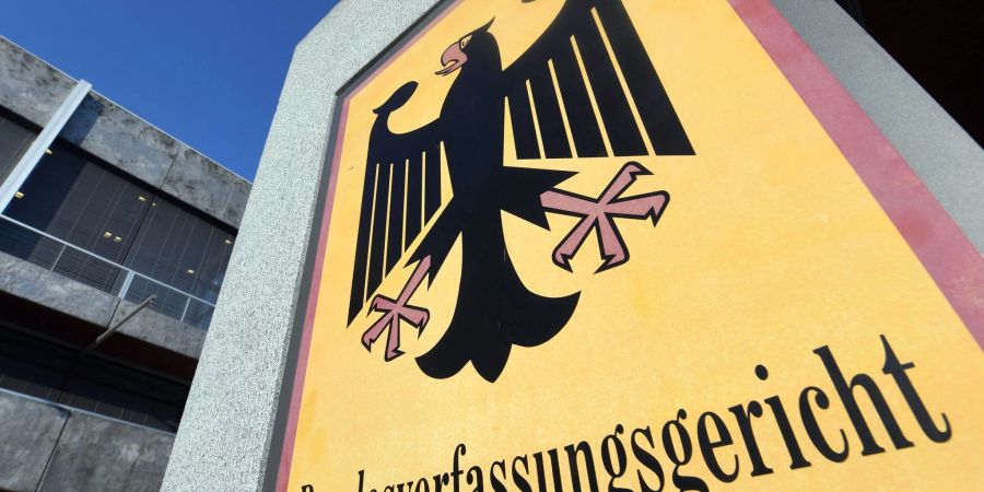 Ein Hinweisschild mit dem Schriftzug «Bundesverfassungsgericht».